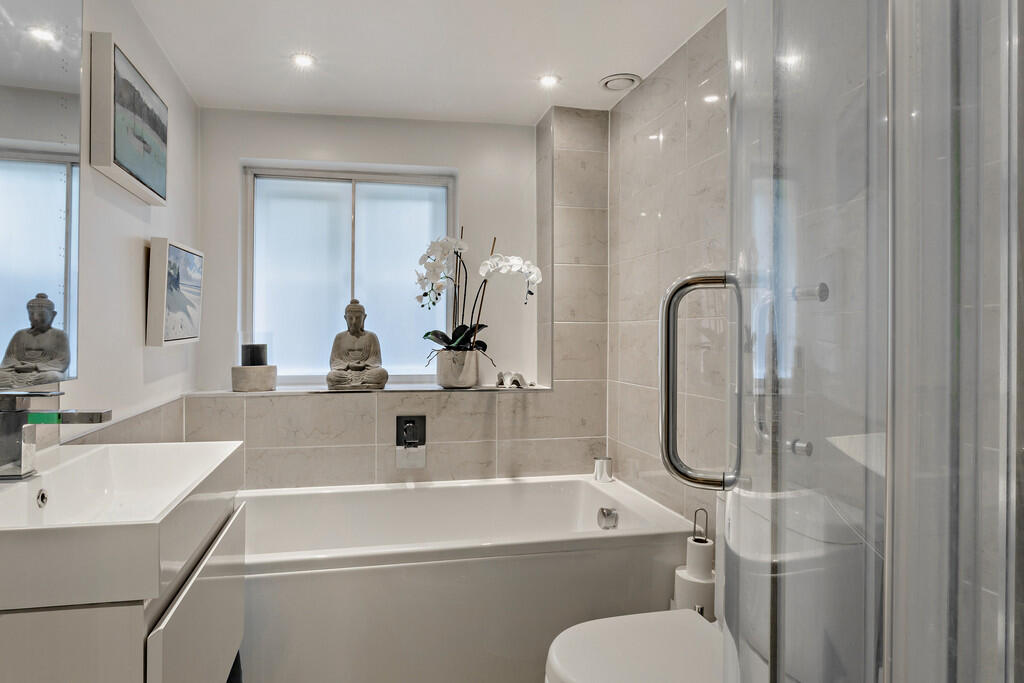 8657811-interior0...