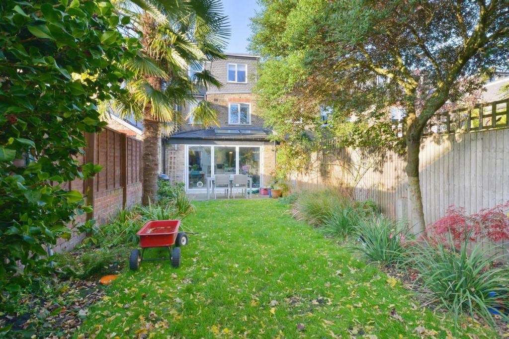 55'11 Lawned Family Garden