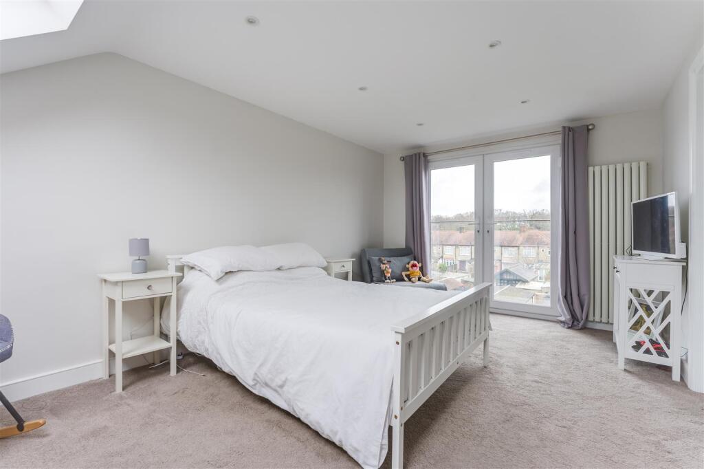 49 Coningsby Gardens-18.jpg