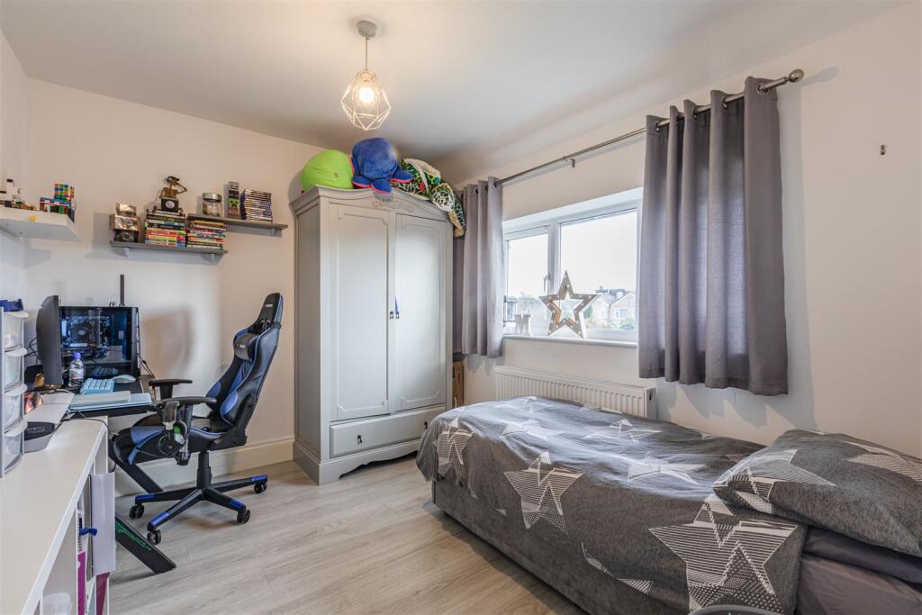 28 Cornwall Avenue, Byfleet, KT14 7EY - 8.jpg