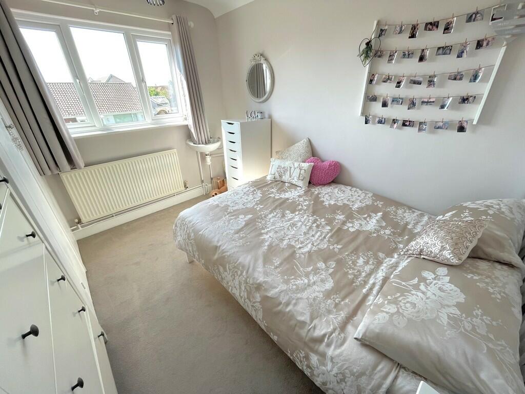 2 Cudlow Ave Bed ...