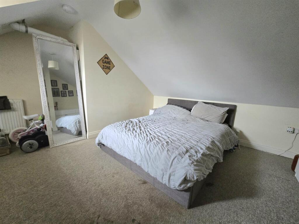 Bedroom 1.jpg