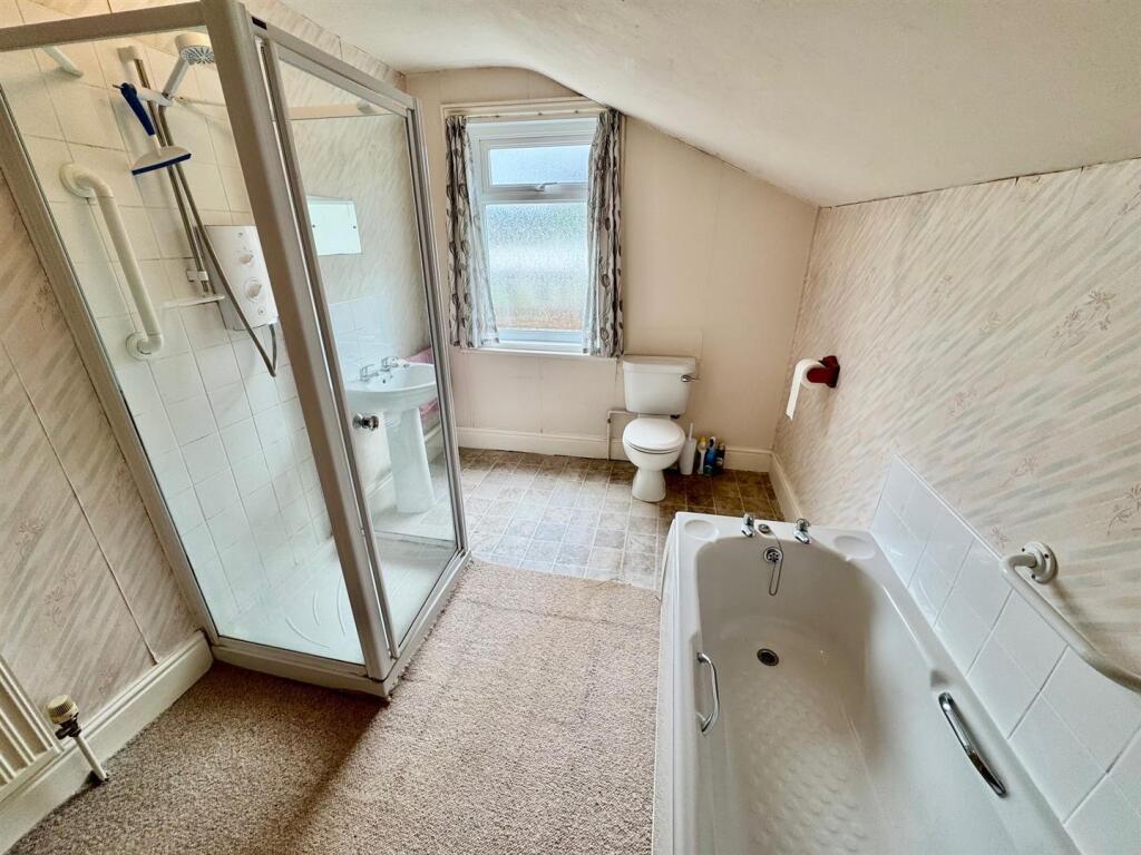 Bathroom 2.jpg
