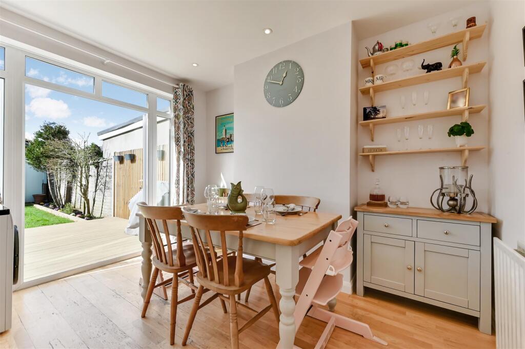 CHRISTCHURCH CLOSE, 23 - 12 PICS-7_.jpg