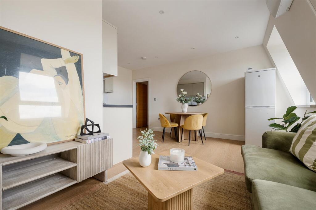 Eastwood close E18