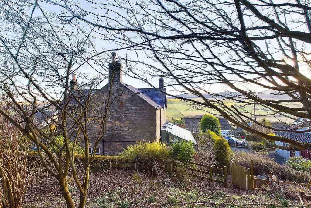 CAM04201G0-PR0053-STILL054