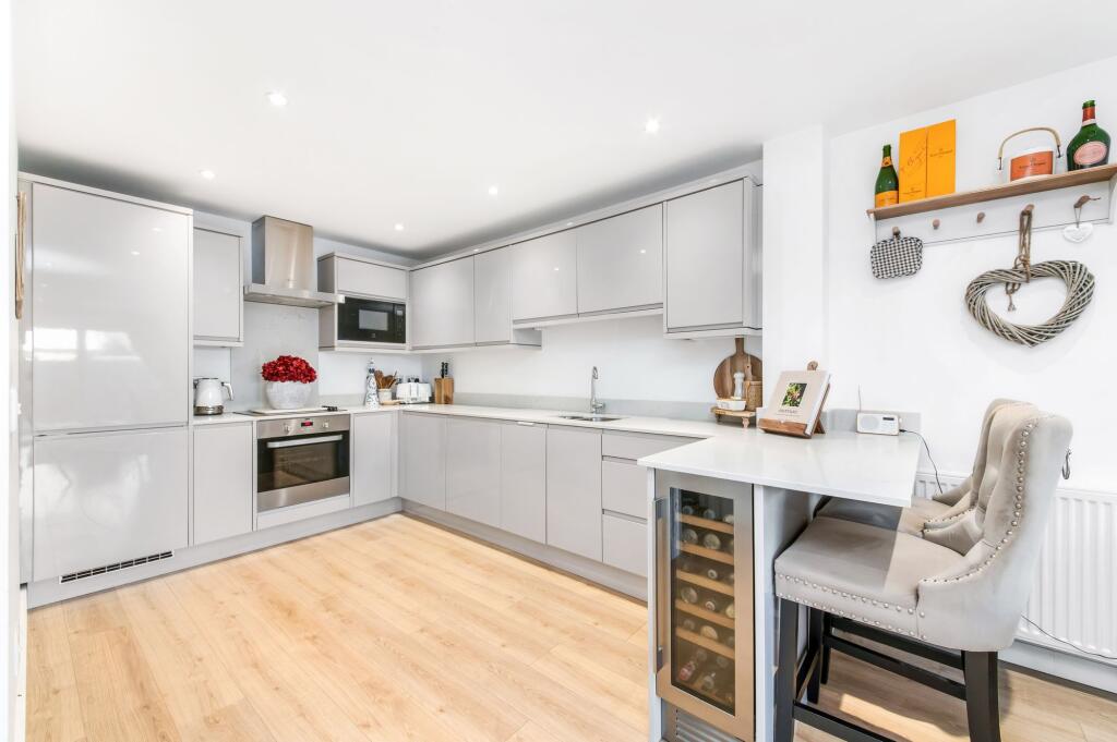 OPEN-PLAN DINING KITCHEN AND FAMILY ROOM