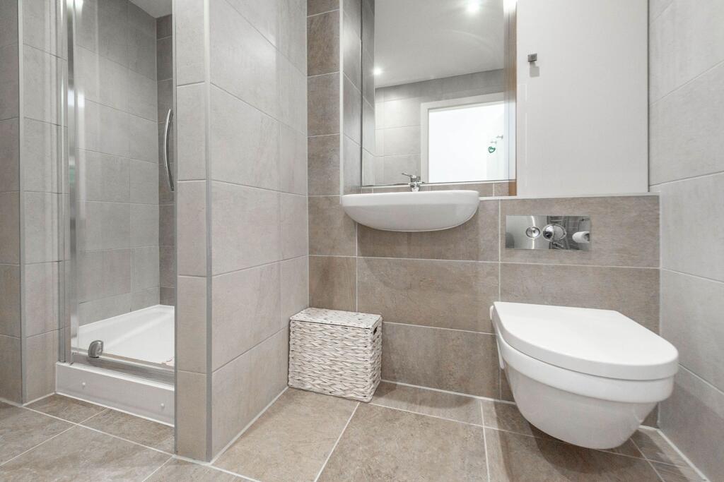 TWO DOUBLE BEDROOMS AND BATHROOMS