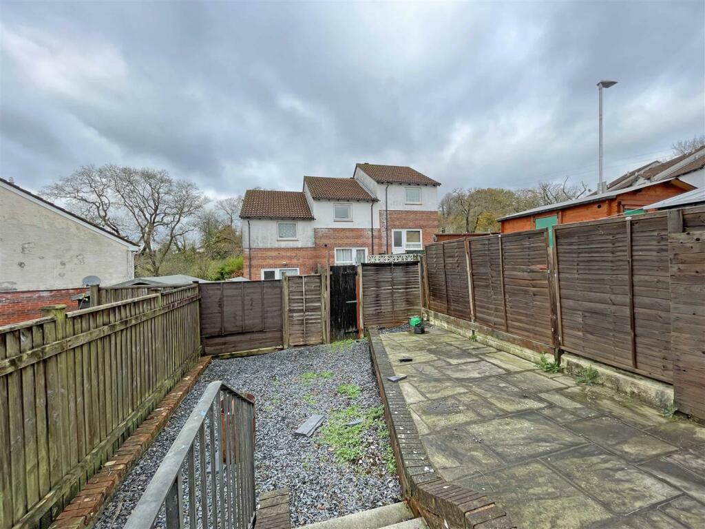 Newbury Close 37 Garden 2.jpg