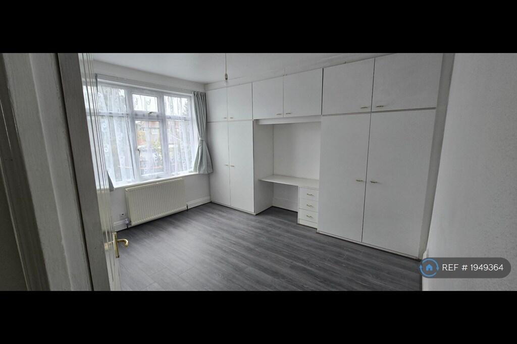 Upstairs Bedroom 2 - Double Bedroom