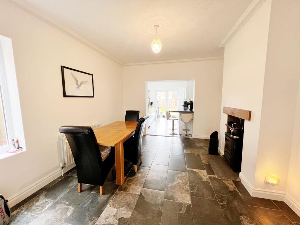 Dining Room pic 1.jpg