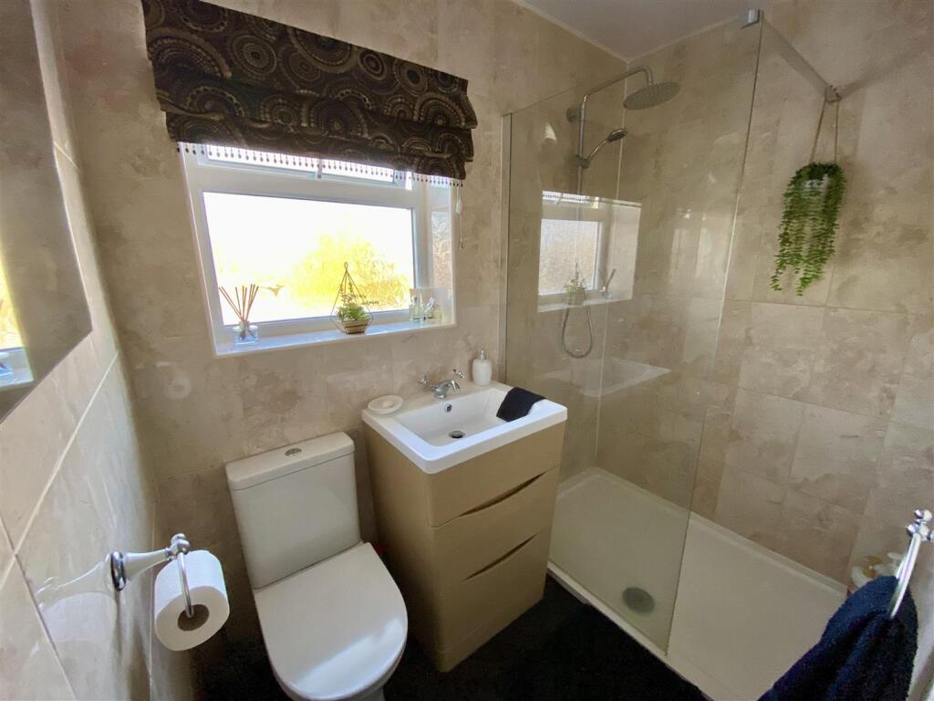 Bramleys Estate Agents - Edge Top - Thornhill - De