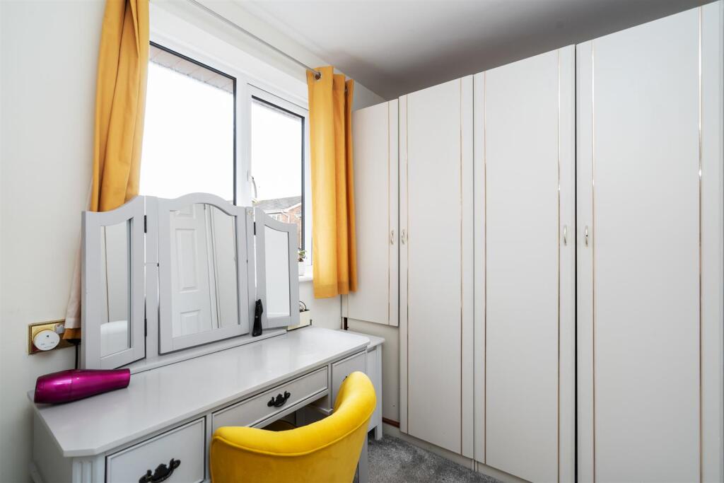 47 Chantry Heath Crescent_16.jpg