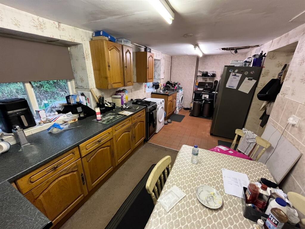 KITCHEN / DINING ROOM