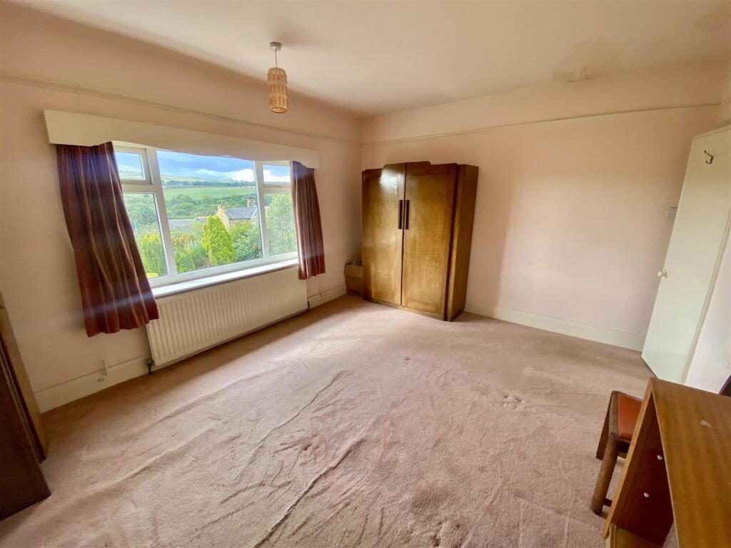 Bramleys Estate Agents - Meadow Bank Crescent - Mi