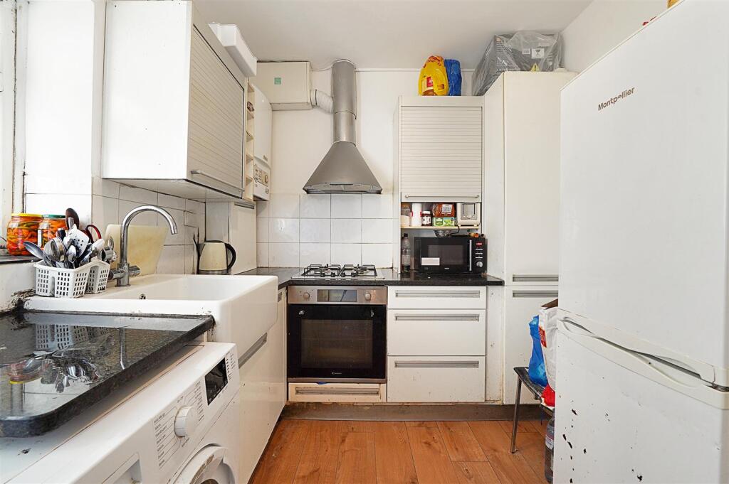 Marble worktops and butler sink in kitchen with do
