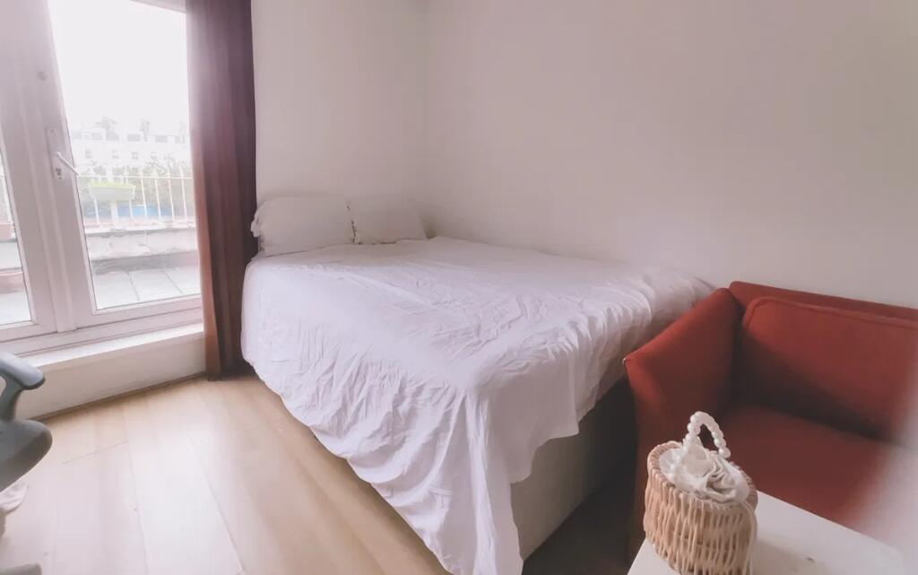 A cozy double bedroom featuring a comfortable b...