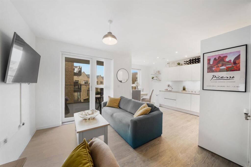 OPEN-PLAN KITCHEN / RECEPTION