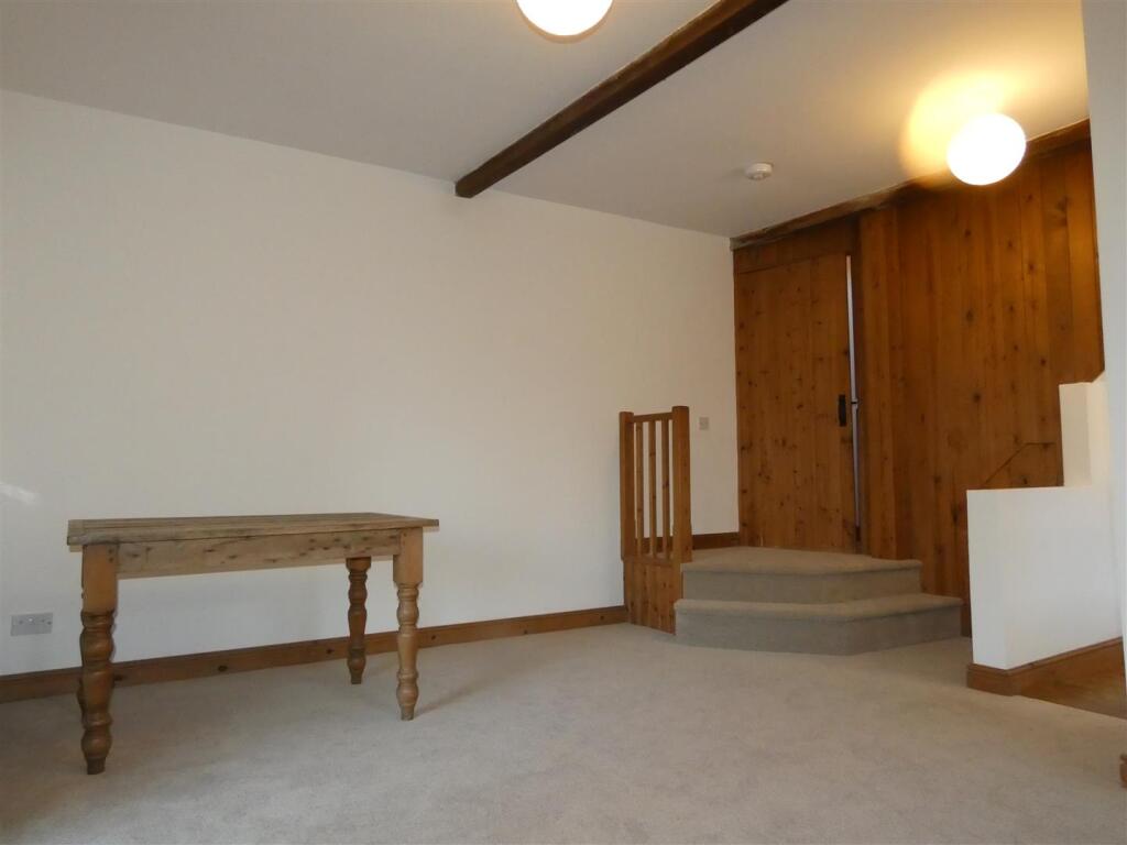 LOUNGE/DINING AREA