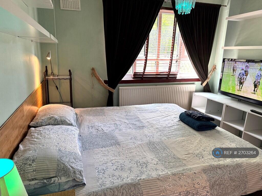 Super King-Size Bedroom