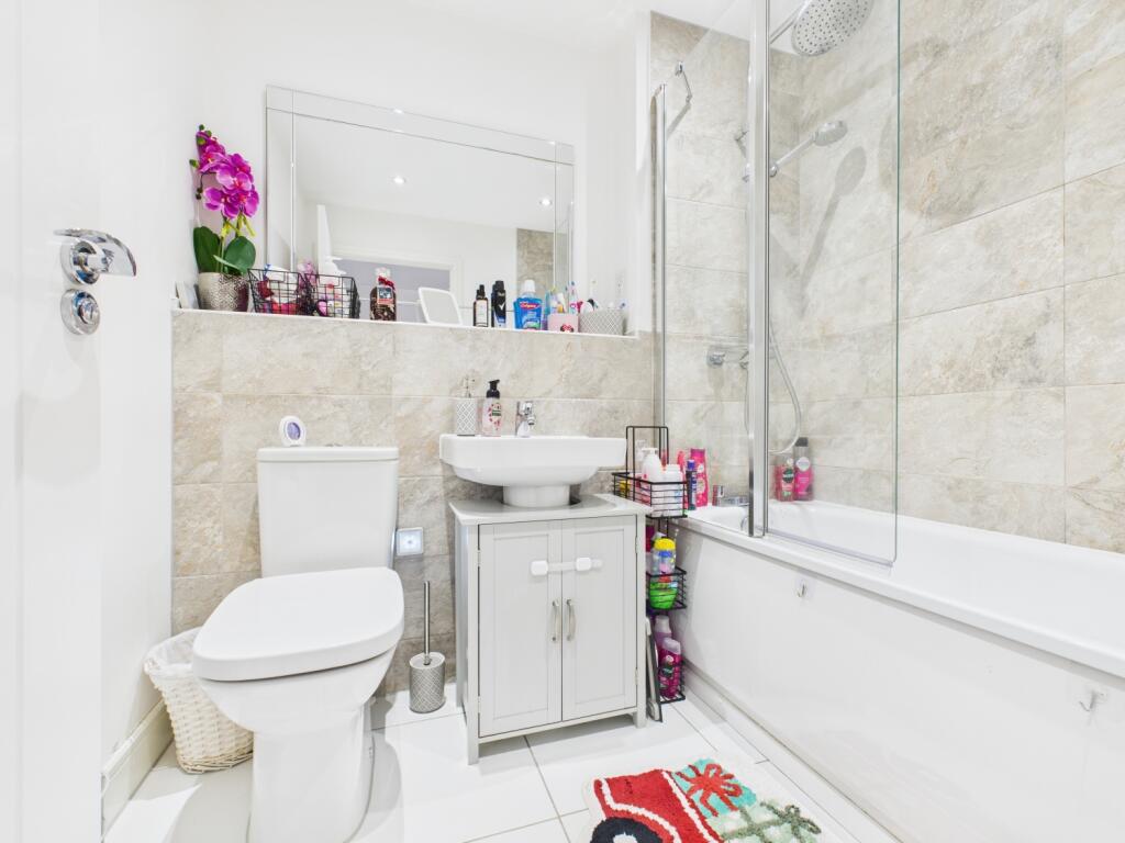 CAM03729G0-PR0199-STILL032