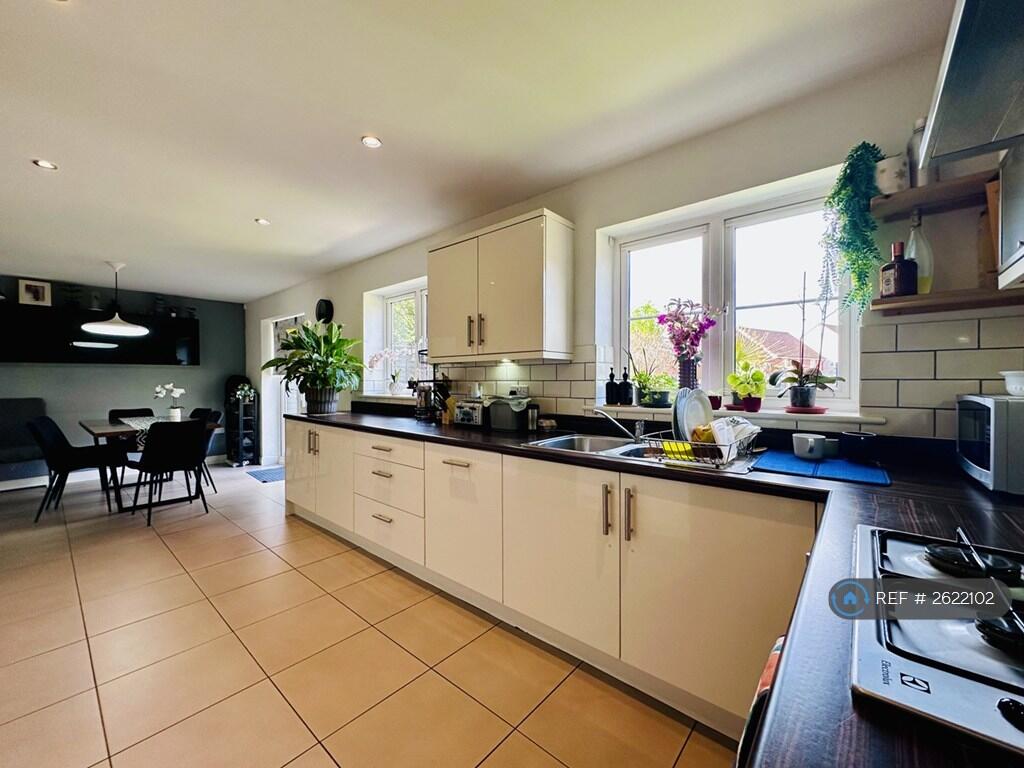 Kitchen/ Dining Room