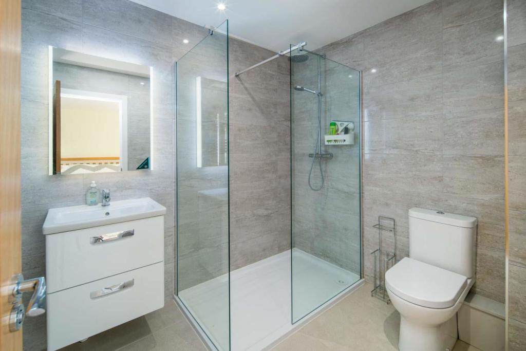 SHOWER ROOM EN-SUITE