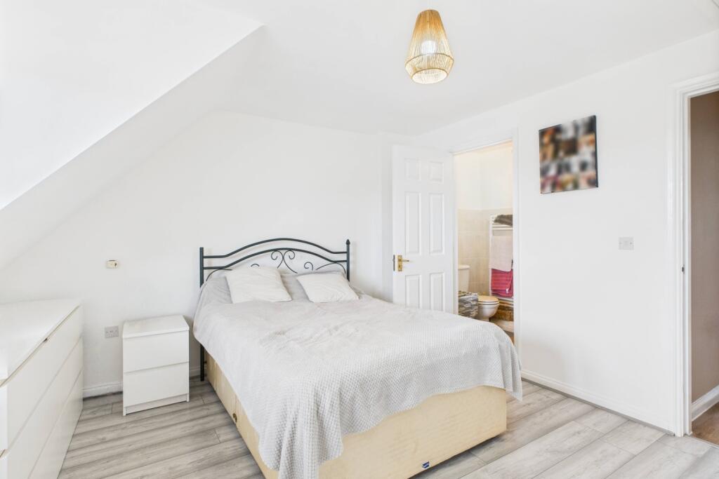 CAM04671G0-PR0070-STILL017