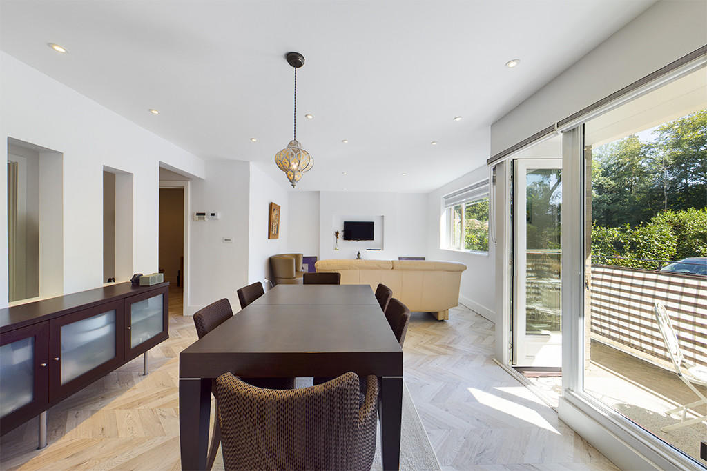 Living Area/ Dini...