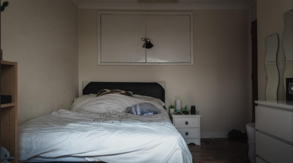 A cozy double bedroom featuring a comfortable b...