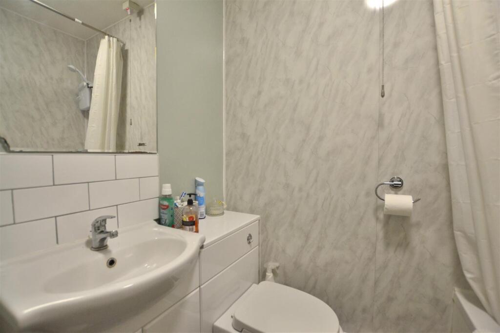Family Bathroom 1.JPG