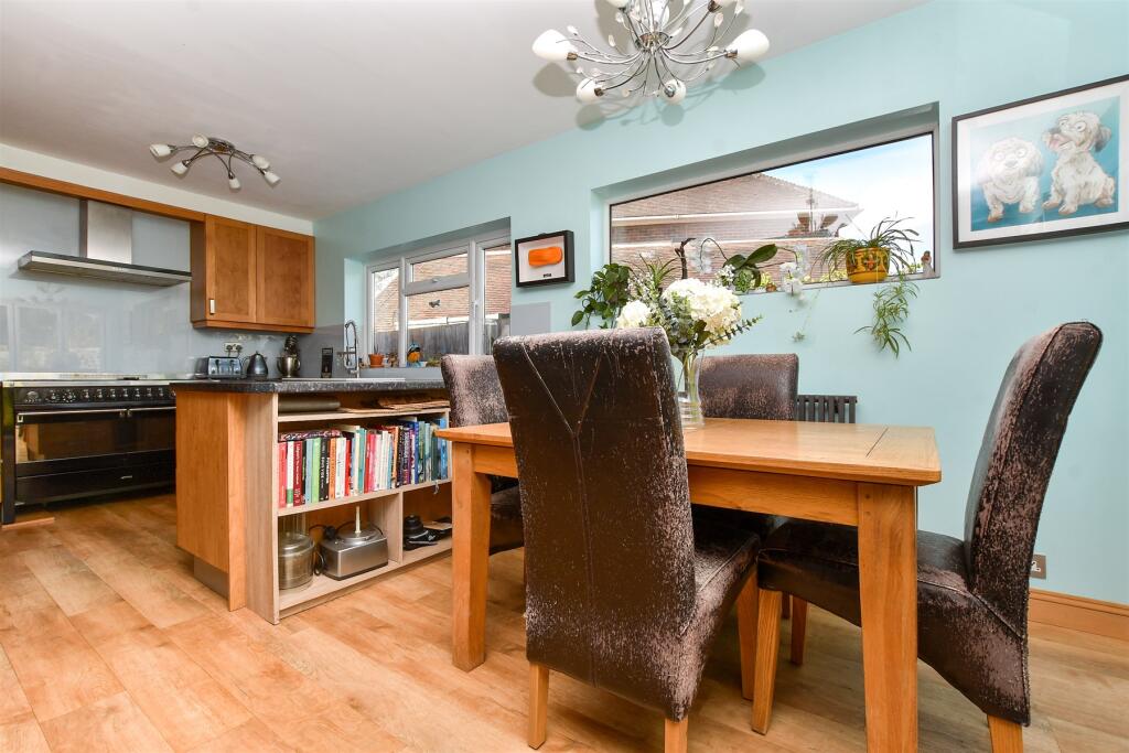 Kitchen/Breakfast Area