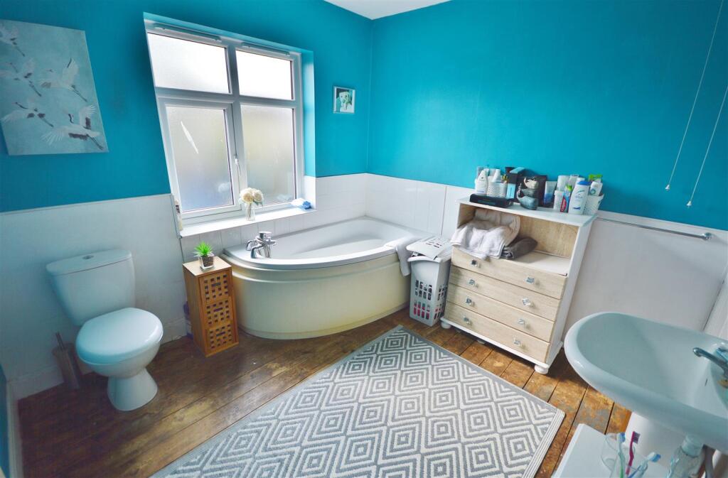 FOUR PIECE BATHROOM SUITE