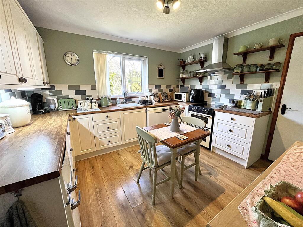 Kitchen 2.jpeg