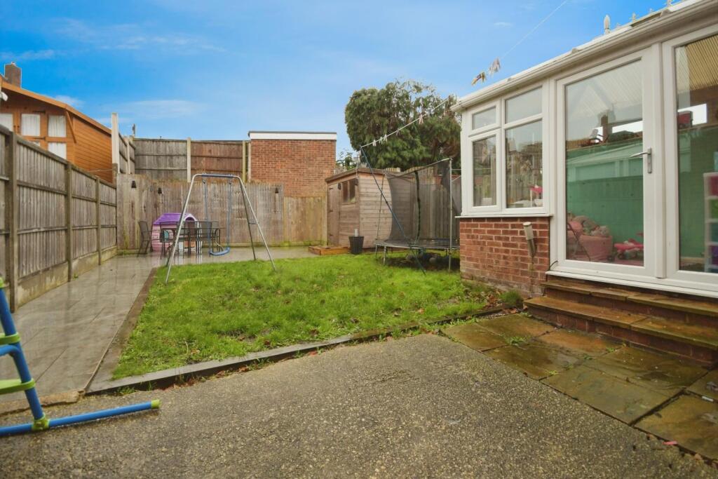 REAR GARDEN 01.jpg