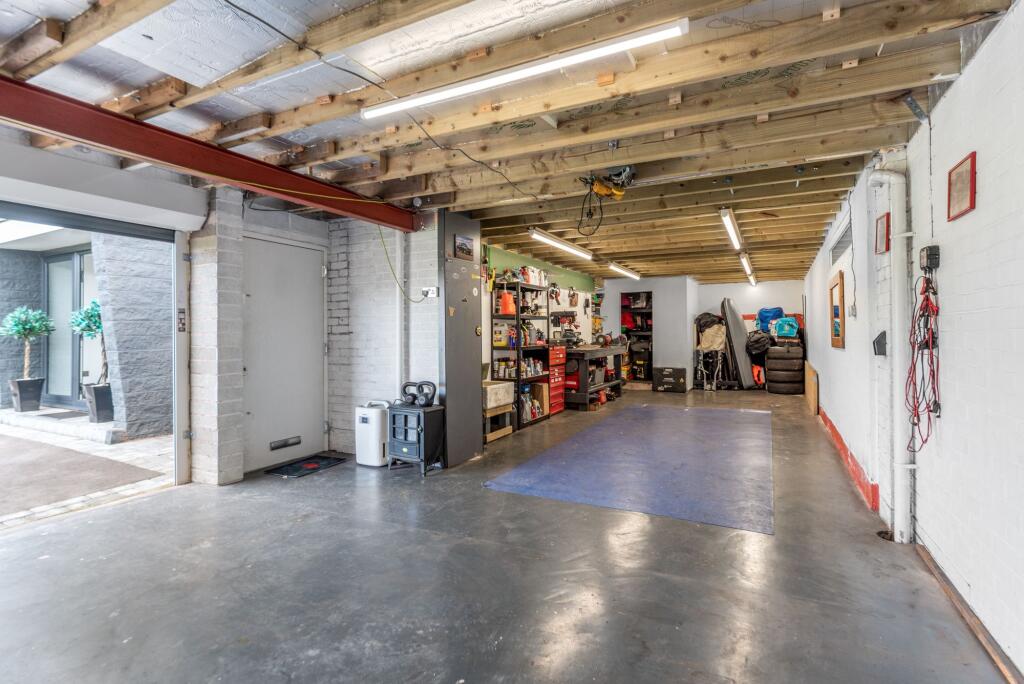 Large Workshop/Garage