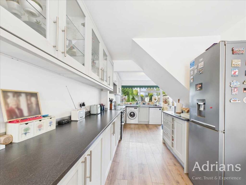 KITCHEN / DINING