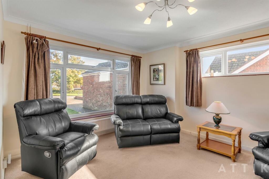 11 Kennedy Close Halesworth IP19 8EG (10).jpg