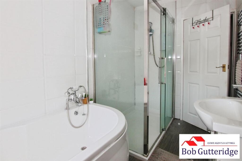 FIRST FLOOR FOUR PIECE BATHROOM