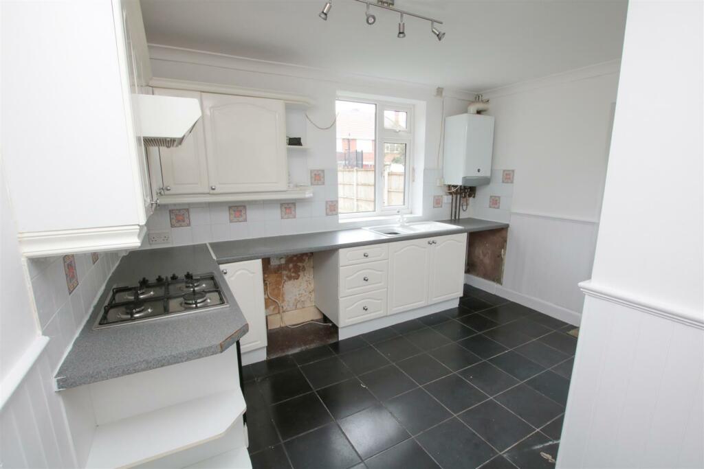 FITTED KITCHEN