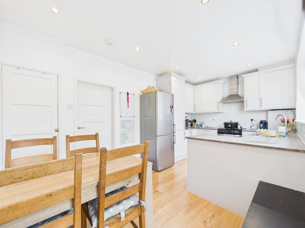 CAM01354G0-PR0597-STILL011