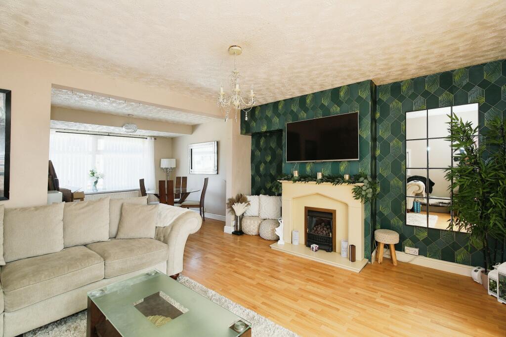 Lounge &amp; Dining