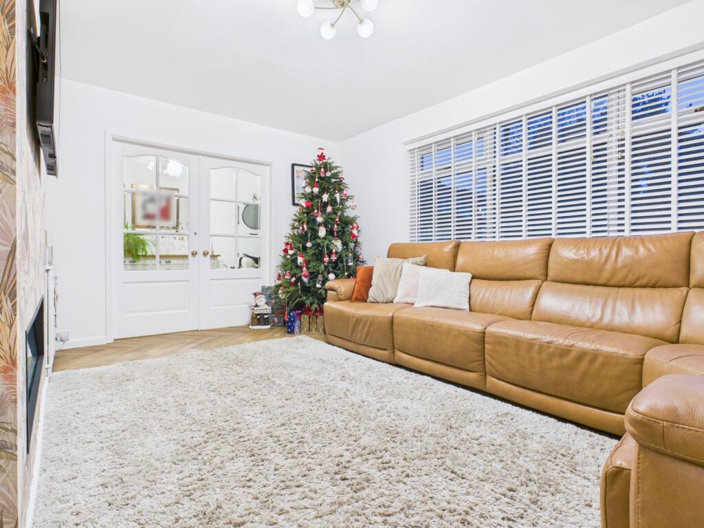 CAM03729G0-PR0201-STILL016