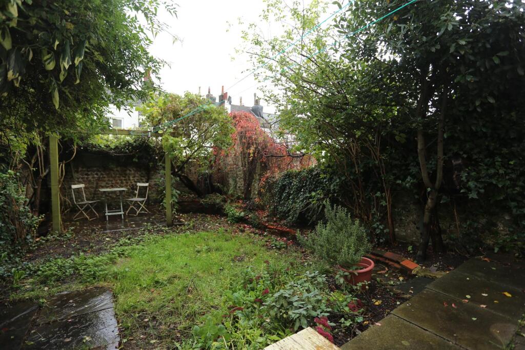 1, 52 Buckingham Road  Garden (1).JPG