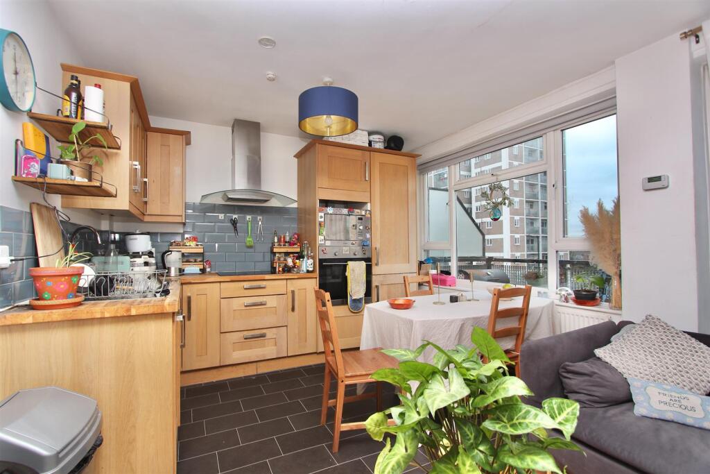 Morris Blitz Court, N16