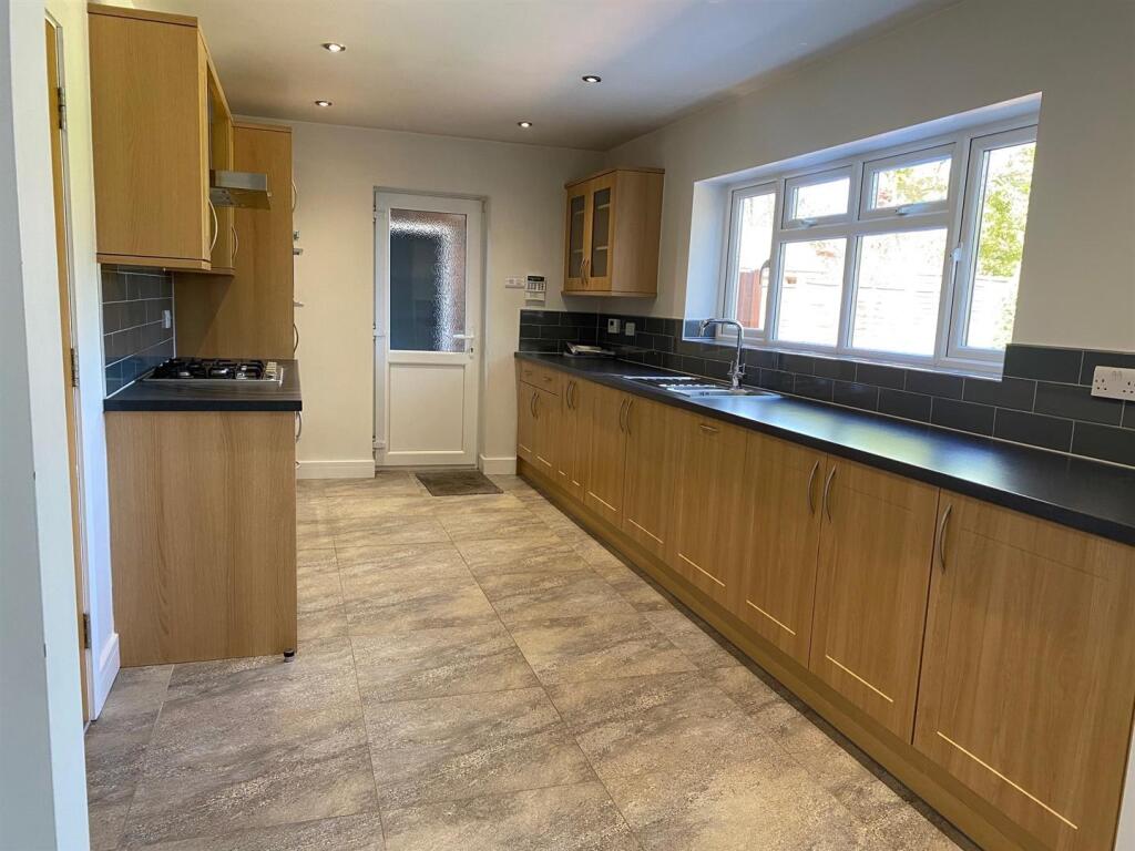 33 Cedar Road kitchen 2.jpg
