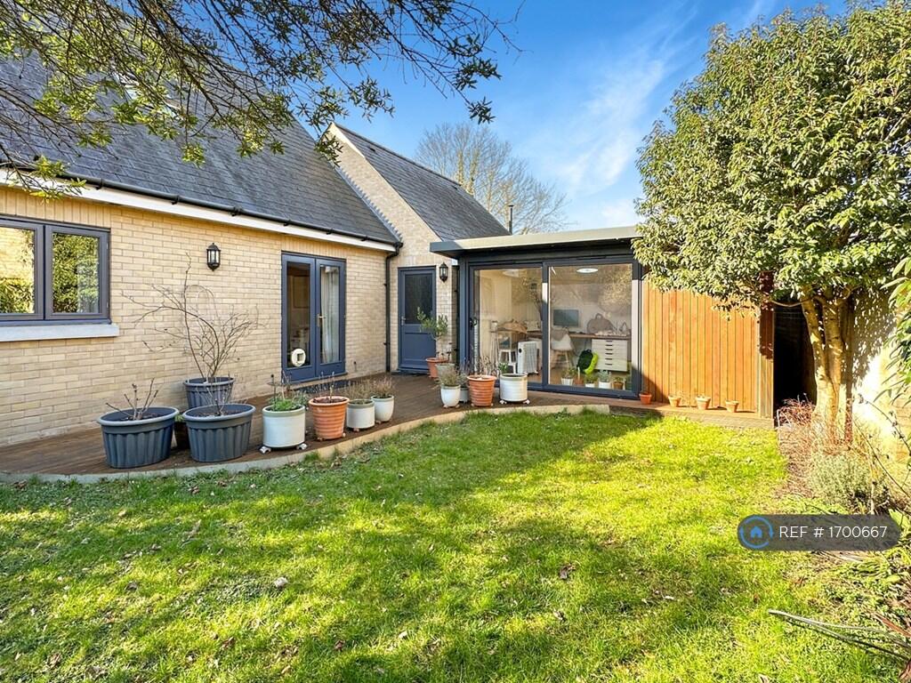 Garden Studio With a Deck