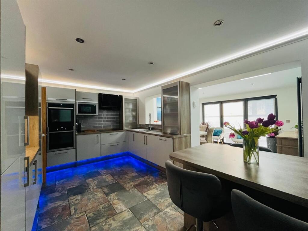 Kitchen 2.jpg