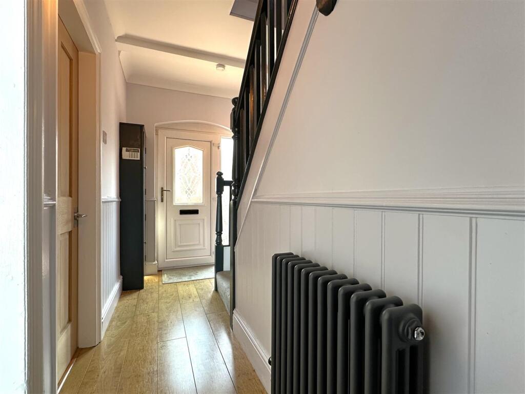 Inviting Entrance Hall 985