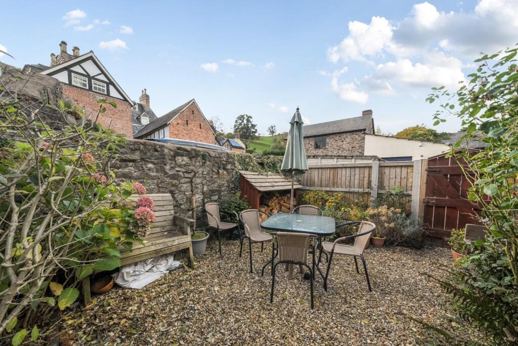 Gravelled courtyard area view.jpg